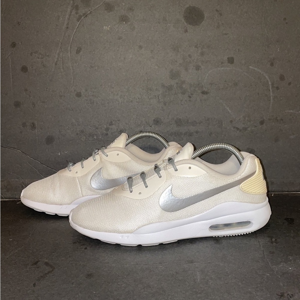 Nike Air Max Oketo Cream Metallic Silver Low